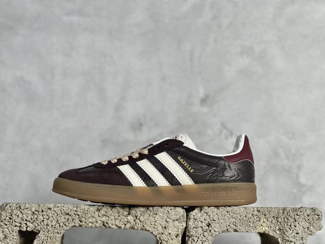 N版 Adidas Originals Gazelle Indoor 棕白红 三叶草休闲防滑耐磨低帮板鞋 鞋头出色设计 塑就出众贴合感 稳固的后跟贴合足部曲线设