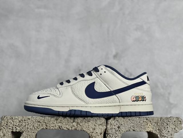 D版 Nike Dunk Sb Low 定制配色 dunk Sb顾名思义，具有经典的dunk血缘，又注入了更多的时尚元素。相较于普通的dunk滑板鞋，改良版的d