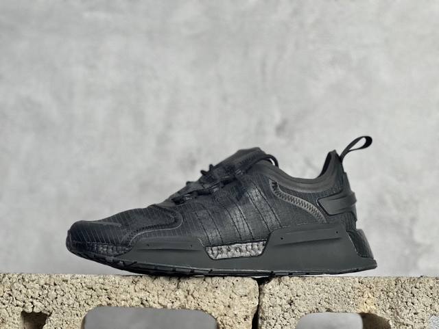 开学季福利 Ad Originals Nmd V3 Boost 爆米花缓震跑鞋 缓震装置意味着良好的氛围永无止境 无尽的能量回馈让您在夜幕降临时感到舒适 透明鞋