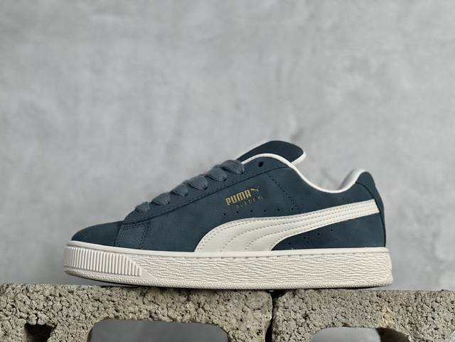 Puma Suede Xl 彪马新款面包鞋男女同款复古休闲板鞋 赠送一双鞋带 鞋身通体采用细腻的麂皮材质 厚实柔软 质感出众 鞋侧保留puma标志性跑道图案 侧