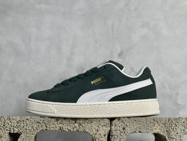 Puma Suede Xl 彪马新款面包鞋男女同款复古休闲板鞋 赠送一双鞋带 鞋身通体采用细腻的麂皮材质 厚实柔软 质感出众 鞋侧保留puma标志性跑道图案 侧