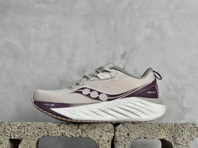 Saucony Triumph 22 减震耐磨慢跑鞋 世界四大慢跑鞋之一 采用工学透气网眼鞋面材质 正确缓震鞋垫 中底搭载pwrrun Pb高弹缓震泡棉材质 踩