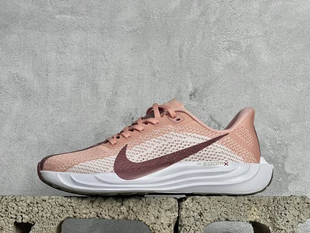 Xl版 Nike Reactx Pegasus Plus 5 飞马跑步鞋 登月兼顾迅疾外观和稳固脚感 后跟覆面和中足动态支撑巧妙融合 缔造稳定顺畅的迈步体验 z