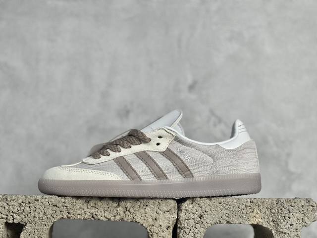 R版 Adidas Samba Og 复古桑巴板鞋 纯原大厂出品 这款桑巴鞋展示了高质量的工艺 带有装饰的超锁缝制和无缝的手感 柔软、柔软的皮革造型和标志性的3