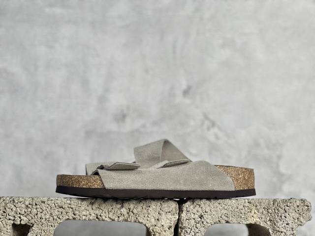 Gx 德国百年知名鞋履品牌 博肯 birkenstock 半拖 公司级出品 采用质地柔软牛皮绒面革植入 羊羔毛鞋垫和里衬材质 中底搭载缓震软木橡胶 纯色羊毛内里