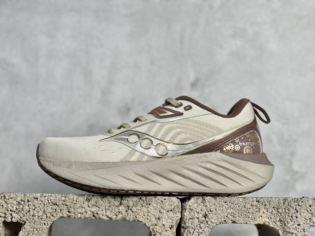 Saucony Triumph 22 索康尼22代系列低帮轻量舒适多功能厚底休闲运动慢跑鞋 原数据开发纸版楦型 采用工学透气针织布鞋面材质 内嵌3D环绕包裹缓震