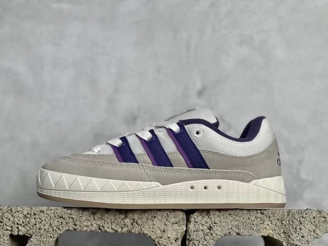 Xl版 Adidas Adimatic Low 马蒂奇系列低帮 复古鲨鱼面包鞋运动休闲滑板板鞋 整个鞋面由色彩艳丽的麂皮制成，搭配品牌标志性大尺寸三条纹 Log