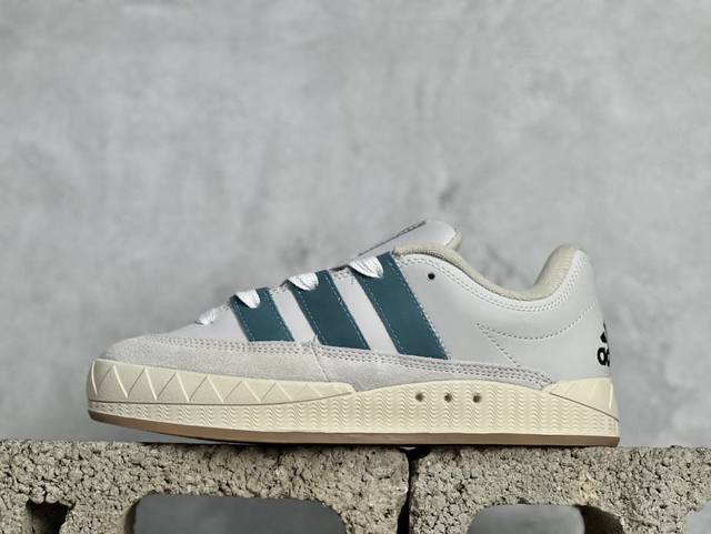 Xl版 Adidas Adimatic Low 马蒂奇系列低帮 复古鲨鱼面包鞋运动休闲滑板板鞋 整个鞋面由色彩艳丽的麂皮制成，搭配品牌标志性大尺寸三条纹 Log