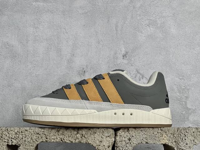 Xl版 Adidas Adimatic Low 马蒂奇系列低帮 复古鲨鱼面包鞋运动休闲滑板板鞋 整个鞋面由色彩艳丽的麂皮制成，搭配品牌标志性大尺寸三条纹 Log