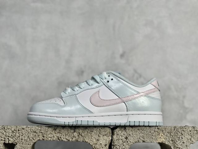 Nk Sb Dunk Low 海岸牛仔 sb低帮休闲板鞋 Fb9109-105 海岸上看向海面，除却映入眼底的一片蓝，还会有阳光洒在海面的波光粼粼，鞋面的银色贴