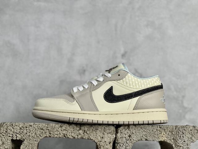 K版 Air Jordan 1 Low Aj1 乔1沙土风 低帮复古篮球鞋 Hq3440-101 #配色采用温柔奶茶色搭配黑色logo以点缀，鞋舌金属飞人log