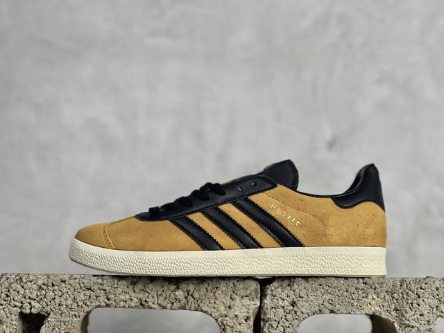 N版 Adidas Originals Gazelle 黄黑 三叶草休闲防滑耐磨低帮板鞋 鞋头出色设计 塑就出众贴合感 稳固的后跟贴合足部曲线设计 软弹舒适 不