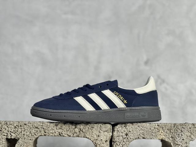 Ad Originals Handball Spzl 手球运动员系列百搭休闲运动板鞋 这款来自阿迪达斯的这款handball Spzl前身是一双手球运动鞋，这一