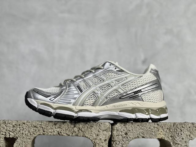 Gw版 Asics Gel-Nyc 亚瑟士防滑耐磨透气低帮运动休闲鞋 Gel-Nyc 运动鞋的灵感源自传统和现代高性能跑步风格 其鞋面结构参考了 0 年代初的