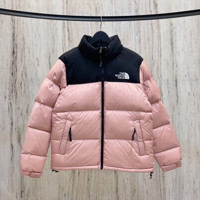 渠道优势，支持代发。 外贸保真版：北面96款 玫瑰粉 The North Face 1996 Eco Nuptse Logo 印花拼色可收纳连帽羽绒服外套 韩版