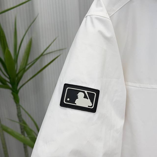 渠道优势，支持代发！ 外贸保真版：Mlb 白色 鹅绒带毛领工装羽绒服 优质的鸭绒！80%灰鹅绒20%鹅毛，231G，蓬松度，充绒量，手感各方面都没得挑，几乎感觉