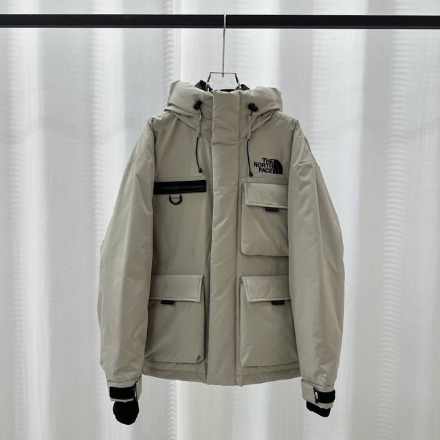 渠道优势，！ 外贸保真版 北面 ｜ Fw22 北面工装多口袋徽标 连帽羽绒服 产品配色：黑色 白色 沙色 灰色 码数：Xs S M L Xl Xxl 的字面含义