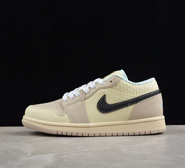 Air Jordan 1 Low Aj1 乔1沙土风 低帮复古篮球鞋 Hq3440-101 #配色采用温柔奶茶色搭配黑色logo以点缀，鞋舌金属飞人logo增加